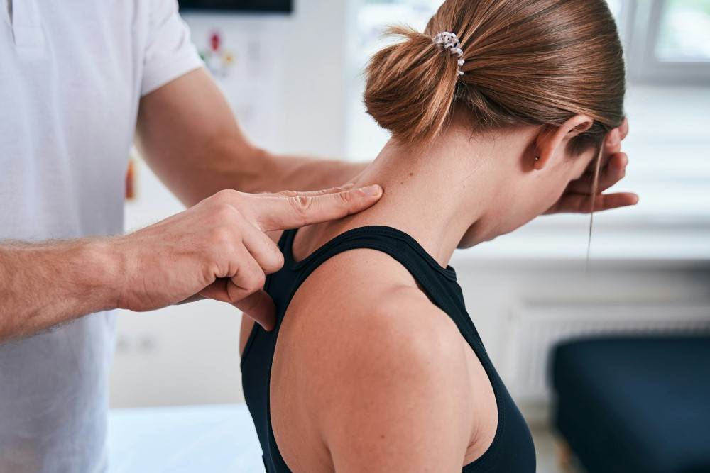 Présentation d'une manipulation de chiropraxie sur une femme ayant eu le coup du lapin