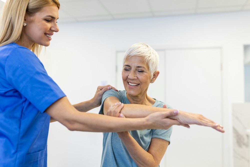 Présentation d'une manipulation de chiropraxie sur une femme pour épaule gelée ou capsulite rétractile