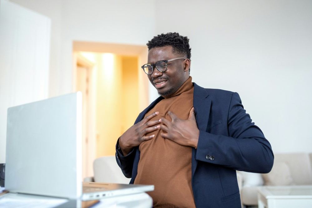 Présentation d'une photo d'un homme ayant une douleur thoracique pour syndrome de Tietze