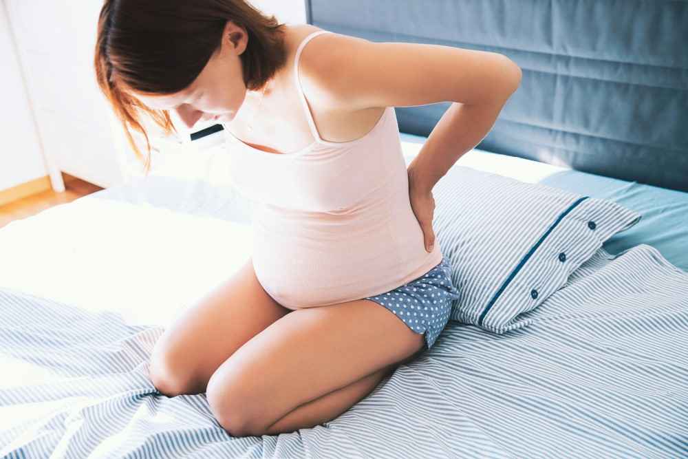 Présentation d'une femme enceinte souffrant d'une douleur au coccyx cassé