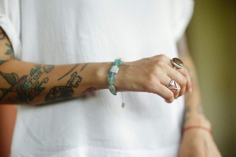 presentation-femme-comment-enlever-une-bague-sur-un-doigt-gonfle Présentation d'une femme tatouée pour comment enlever une bague sur un doigt gonflé