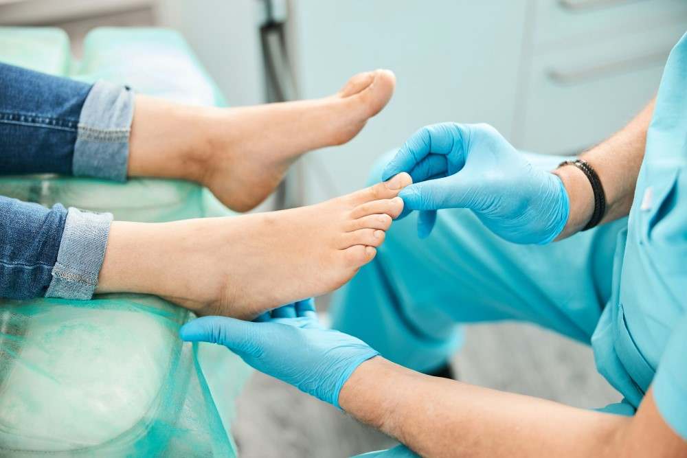 Présentation pied opéré d'un hallux valgus visite post-opératoire