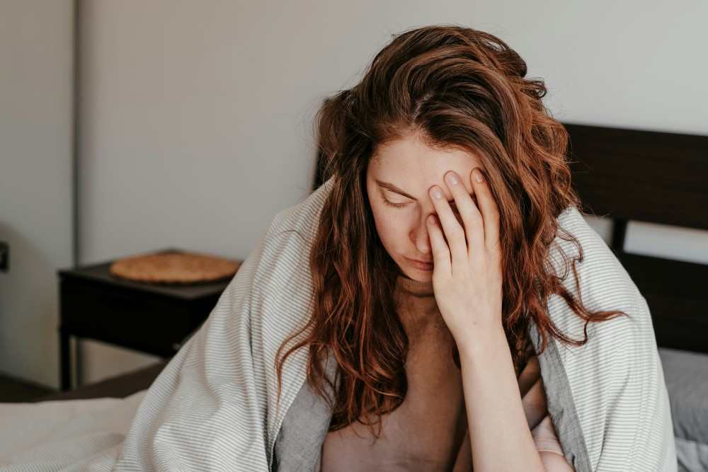 Présentation d'une femme comment soulager une migraine