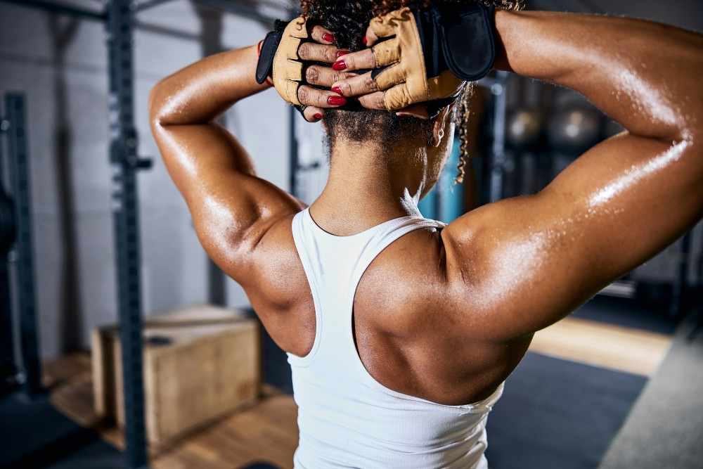 Présentation d'une femme ayant une déchirure musculaire après un effort sportif