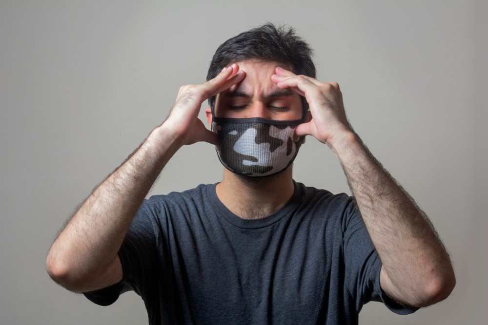 Présentation d'un homme masqué souffrant de migraine ophtalmique