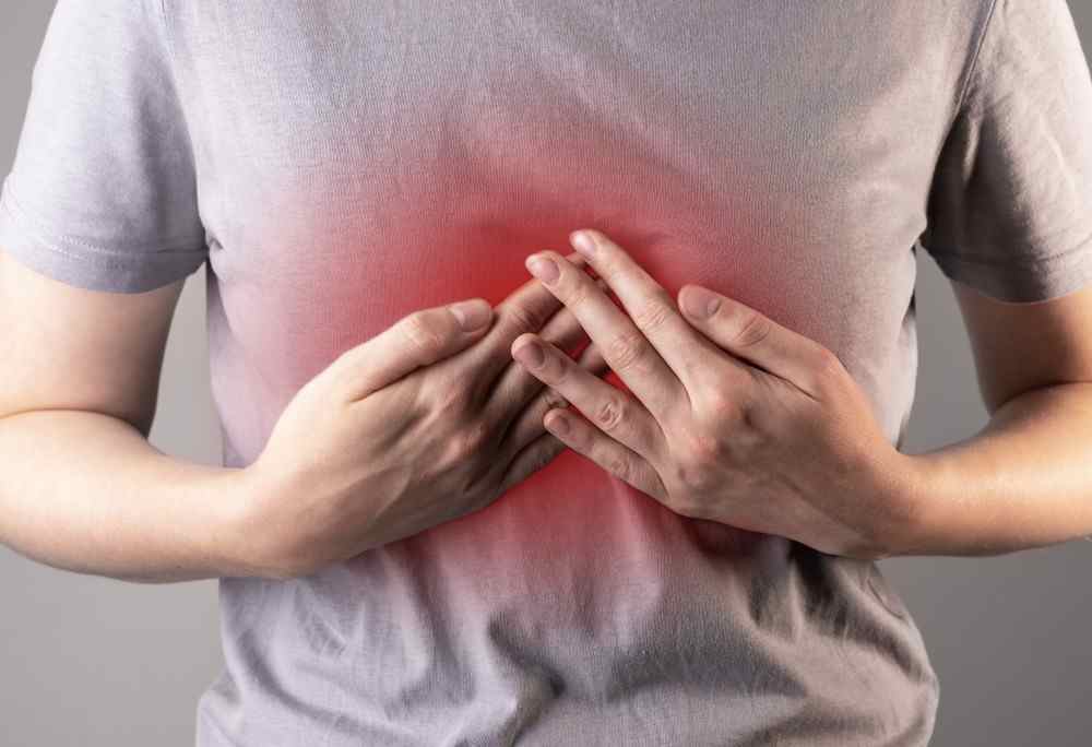 Présentation d'une photo d'un homme douleur plexus solaire