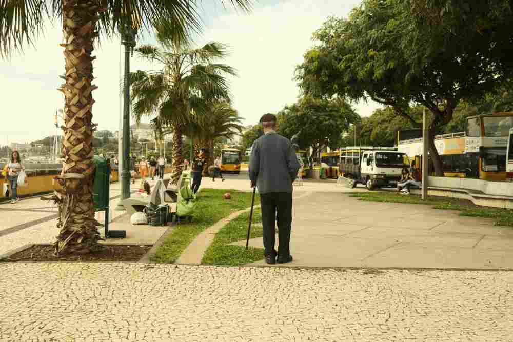 Comment meurt-on de la maladie de Parkinson, papy avec une canne en ville