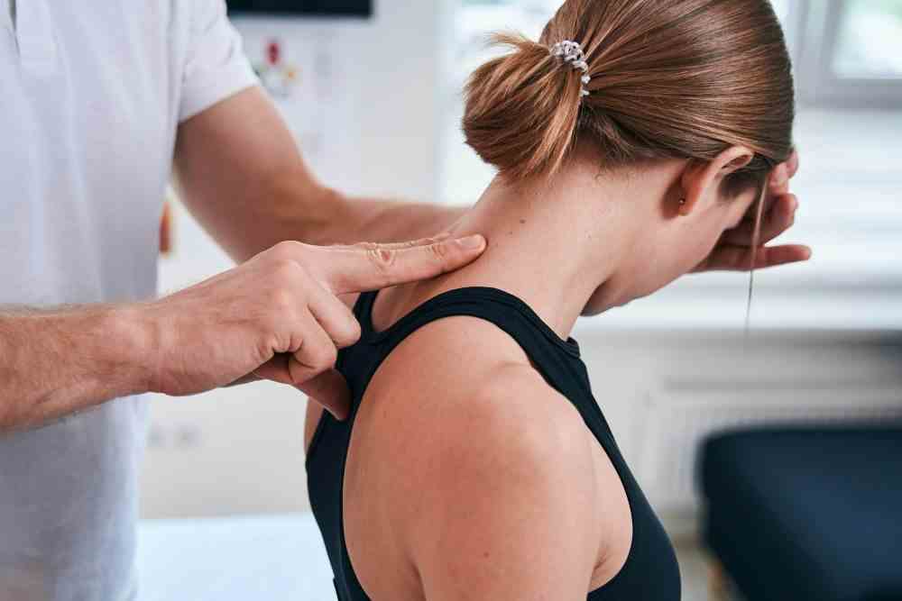 Femme ayant des douleurs cervicales