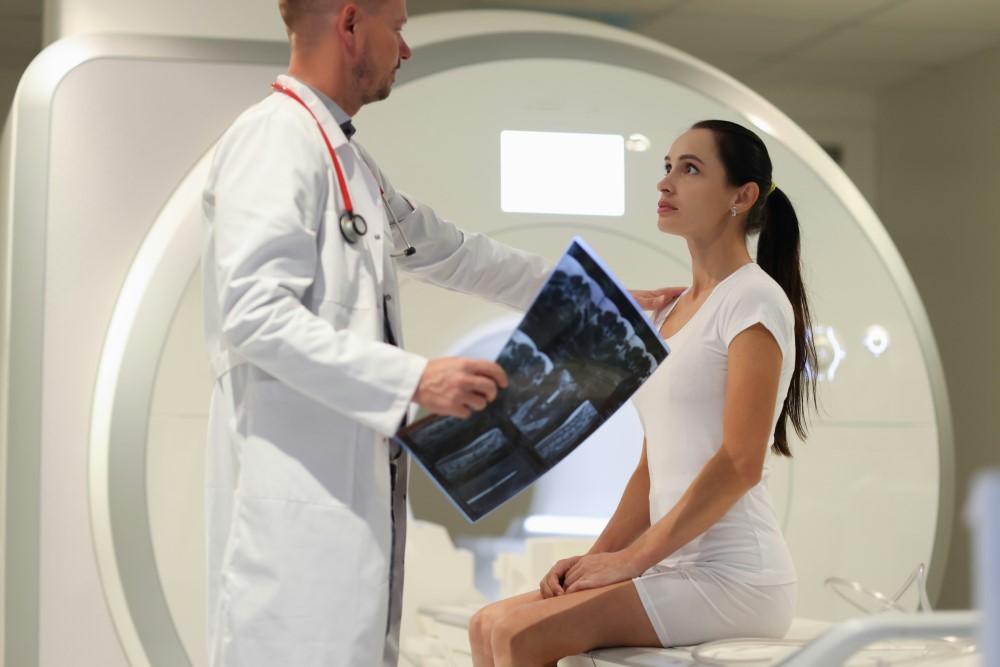 Femme souffrant de discopathie dégénérative et passant une IRM