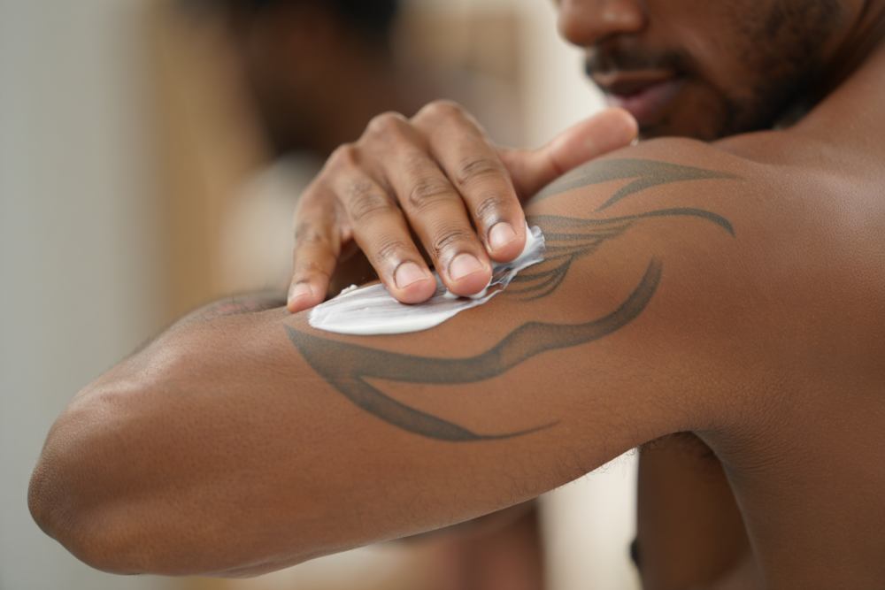 Homme mettant quelle crème cicatrisante pour cicatrisation tatouage ?