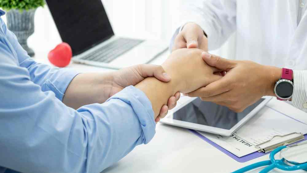 Patient consultant pour une tendinite au poignet droit
