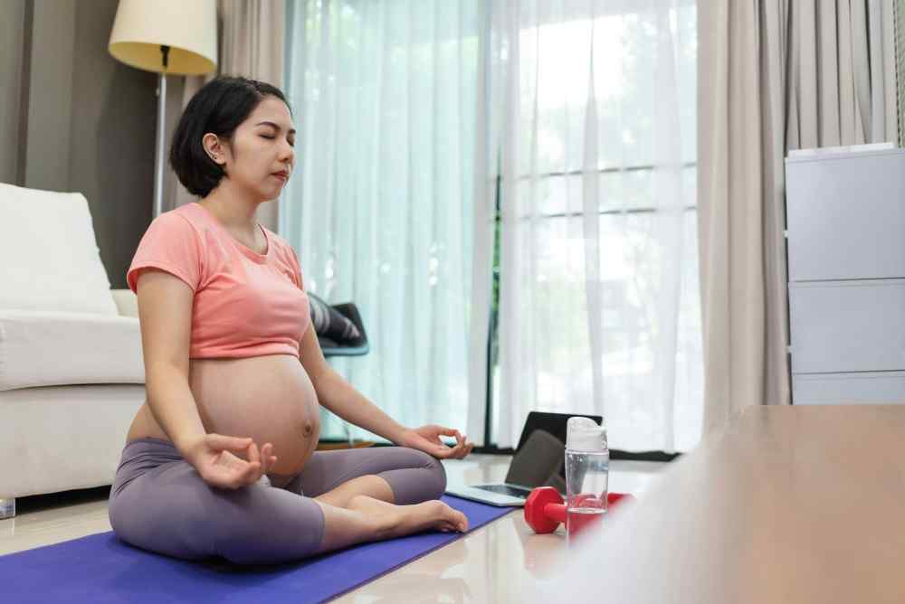 Présentation d'une femme enceinte avec un plexus solaire douleurs