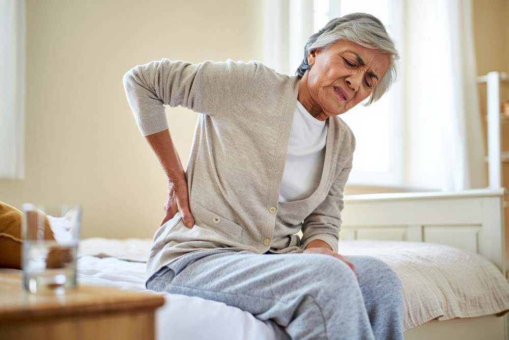 Femme ayant eu une infiltration de la hanche droite douleur