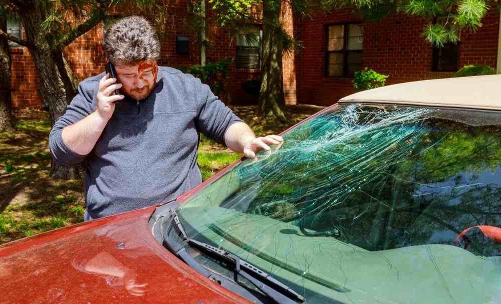 Homme blessé au visage après accident de voiture