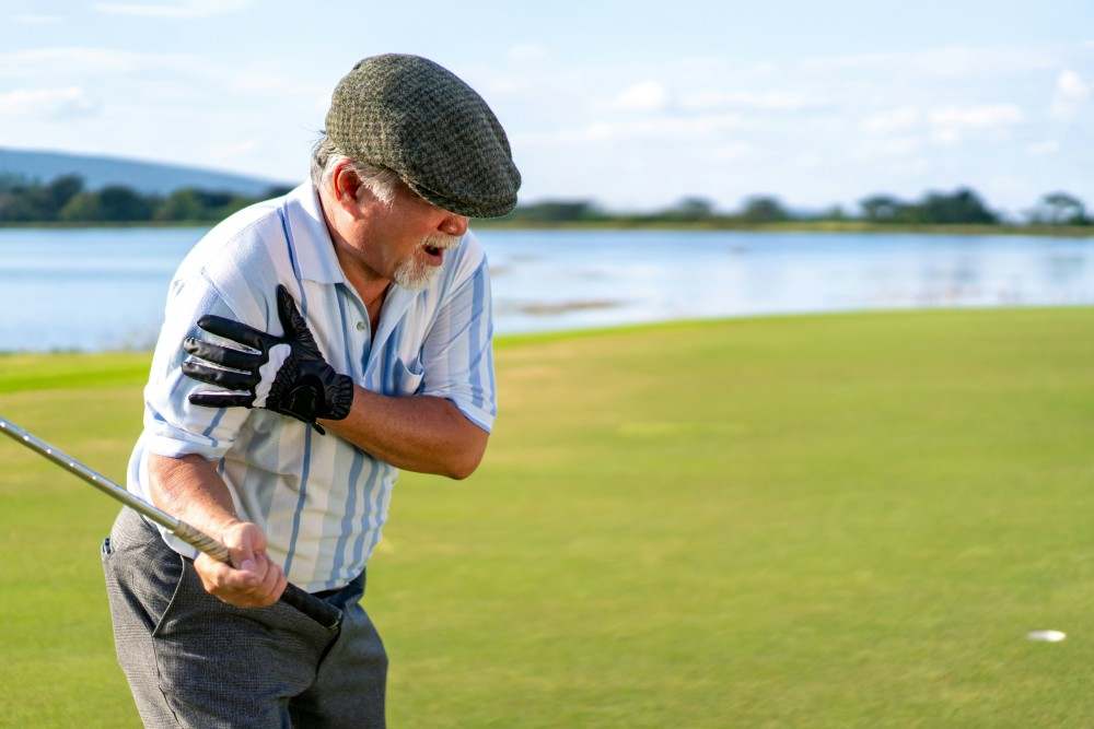 Illustration homme avec douleur au golf infiltration épaule