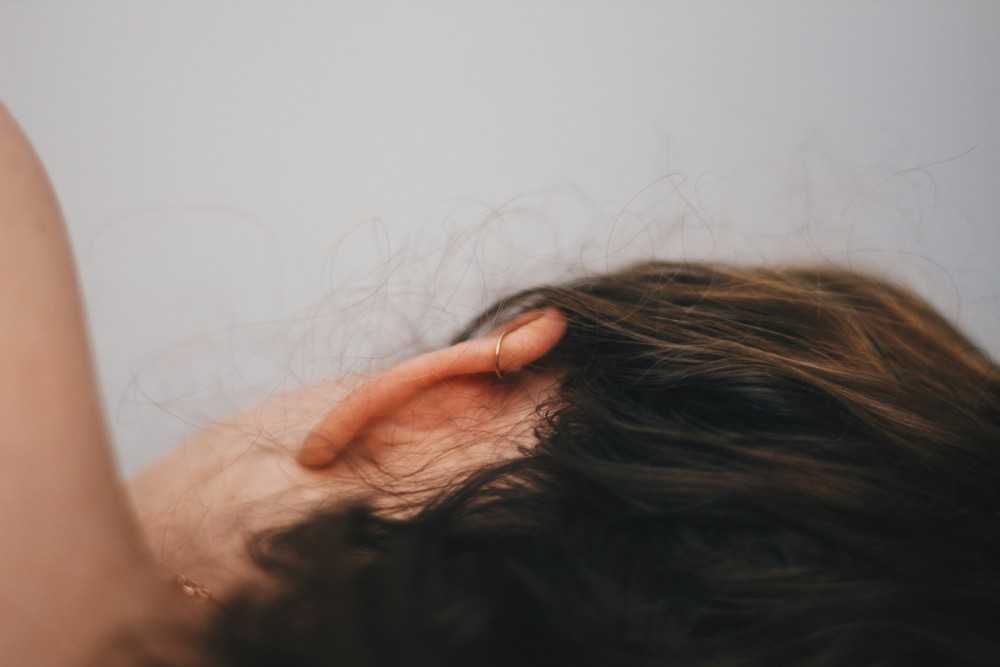 Femme allongée pour douleur mâchoire bloquée