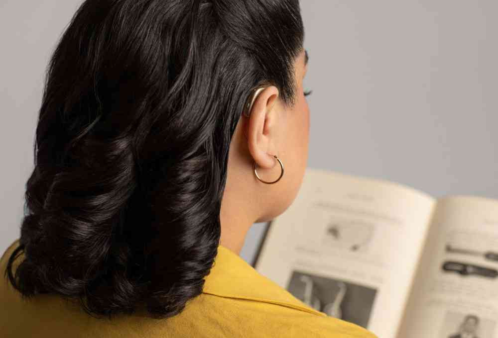 Appareil auditif invisible pour femme dynamique