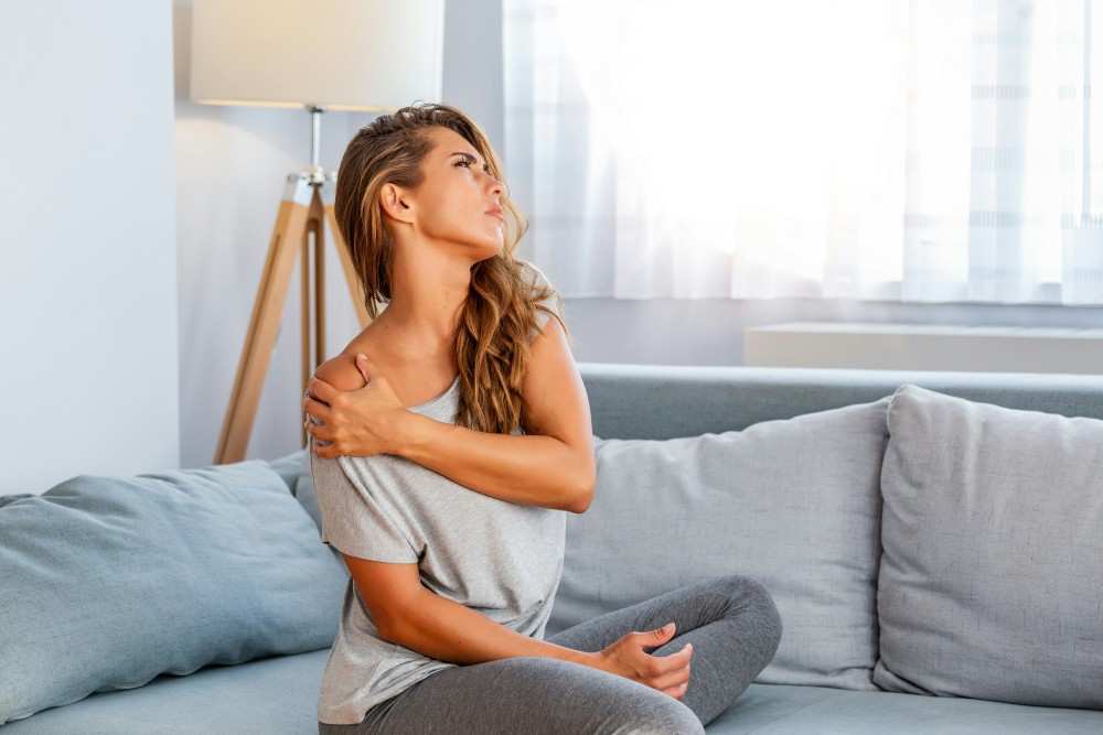 Femme ayant douleur à l'épaule droite