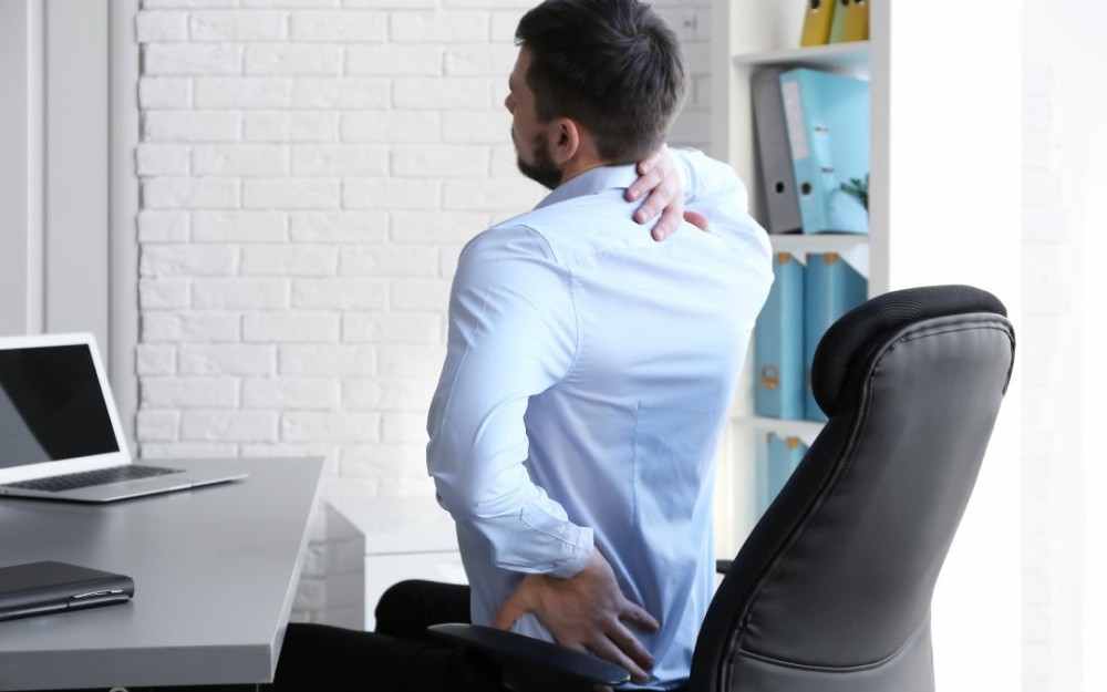 Homme au travail présentant un problème de dos