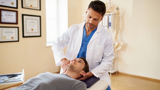 Chiropracteur manipulant les cervicales de son patient