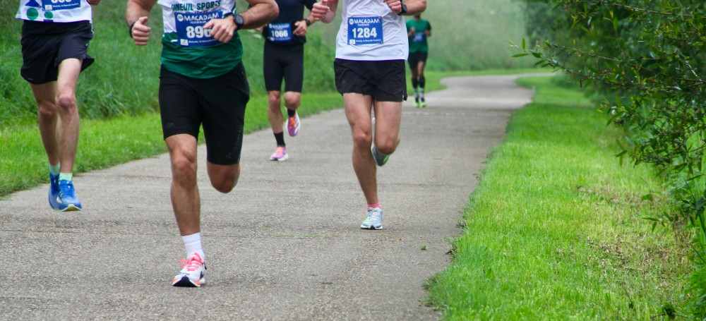 Groupe de personnes qui fait un marathon
