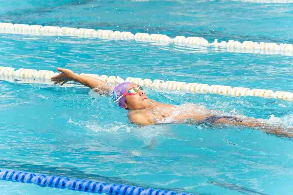 Nageur faisant du dos crawlé
