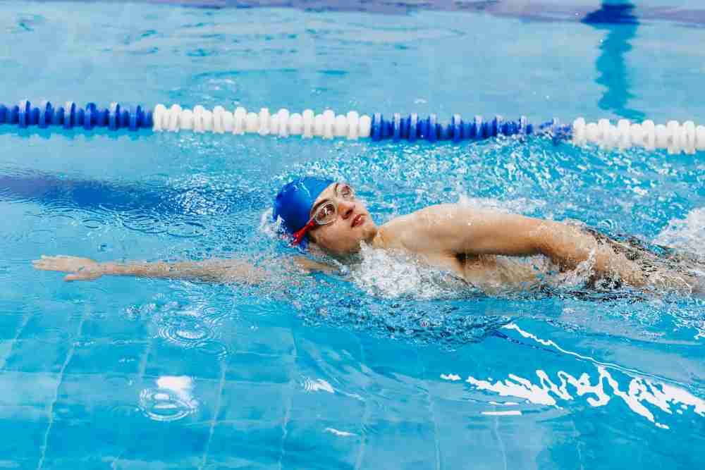 Natation 3 fois par semaine résultats, homme nageant le crawl