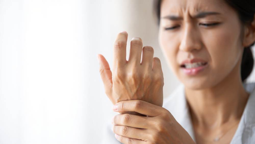 Femme ayant mal au poignet, fracture colles