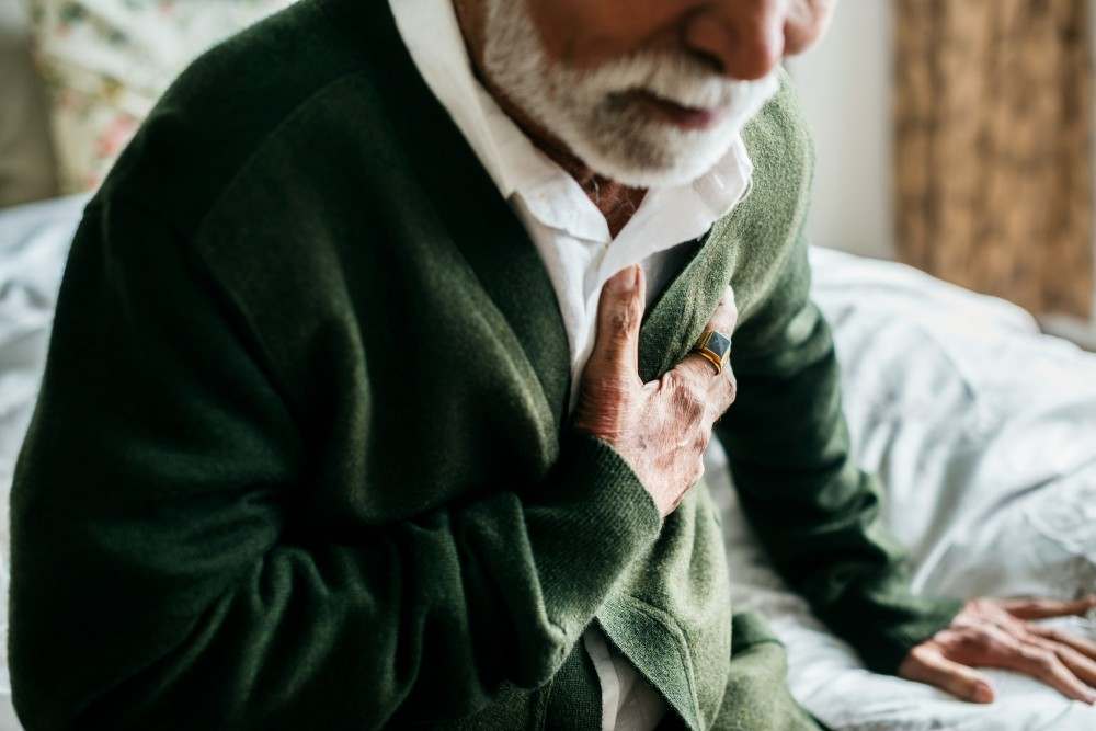 Homme ayant une douleur intercostale
