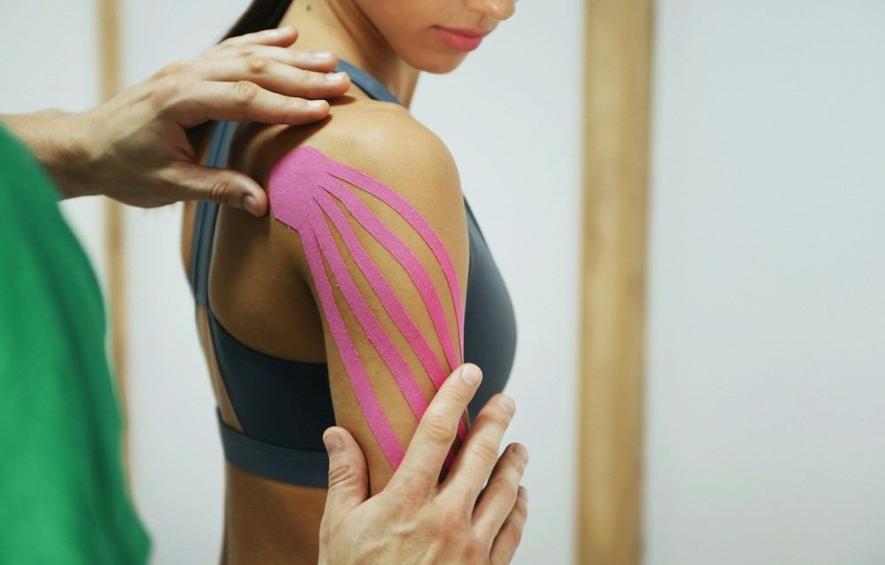 Pose de straps ppour douleur épaule