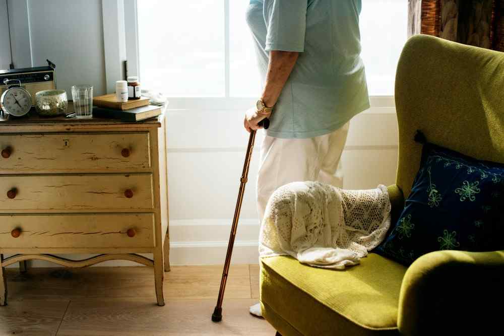 Mal de dos et seniors, femme avec une canne