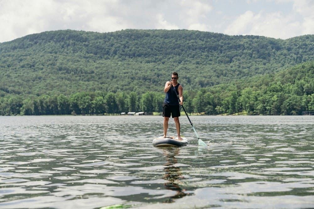 Homme faisant du air stand up paddle board