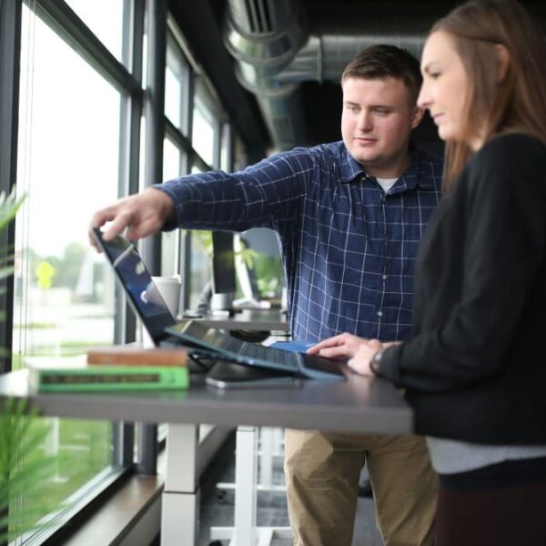 Pourquoi choisir un bureau assis debout pour votre santé ?