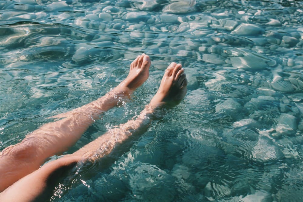 Pieds grecs dans l'eau