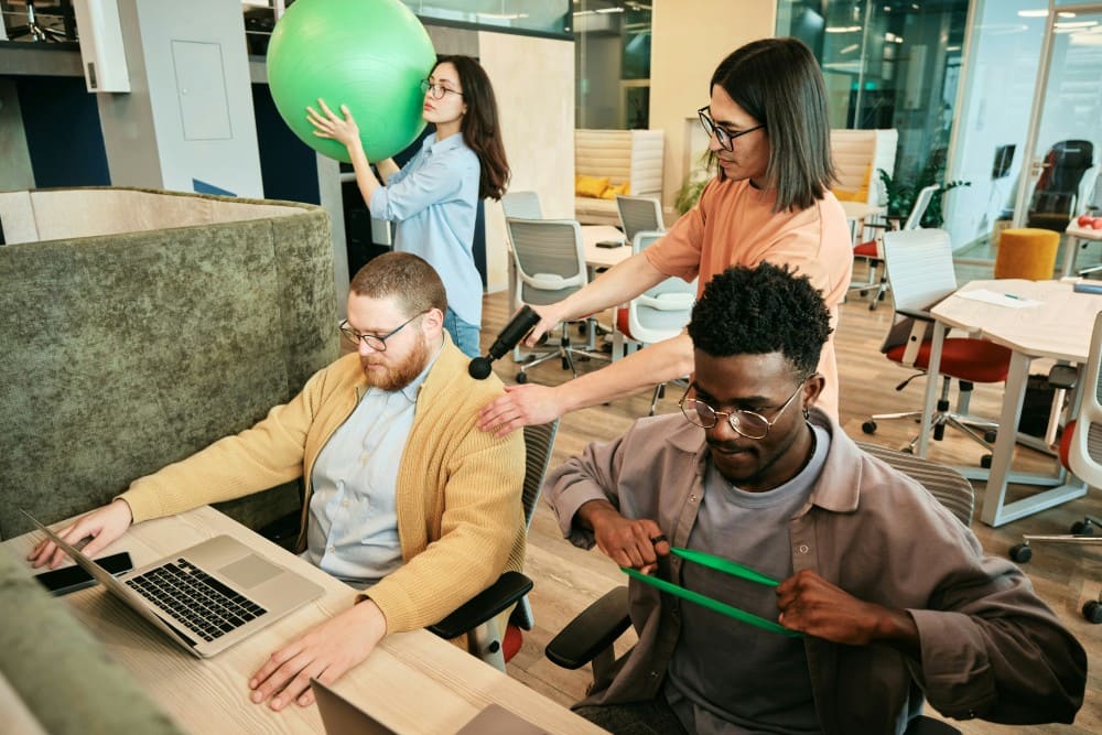 QVT salariés faisant des activités pour améliorer la production au travail