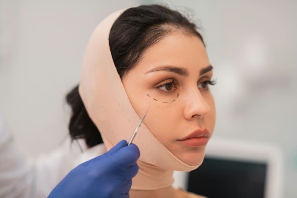 Femme allant subir une chirurgie esthétique du visage