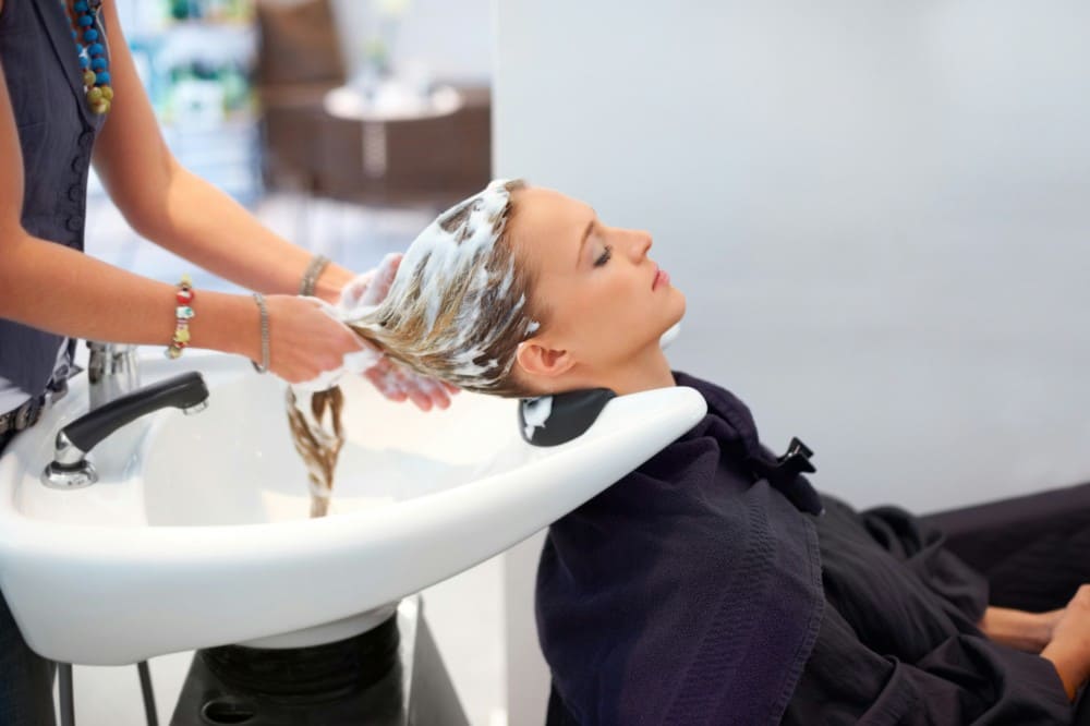 Femme au bac shampoing