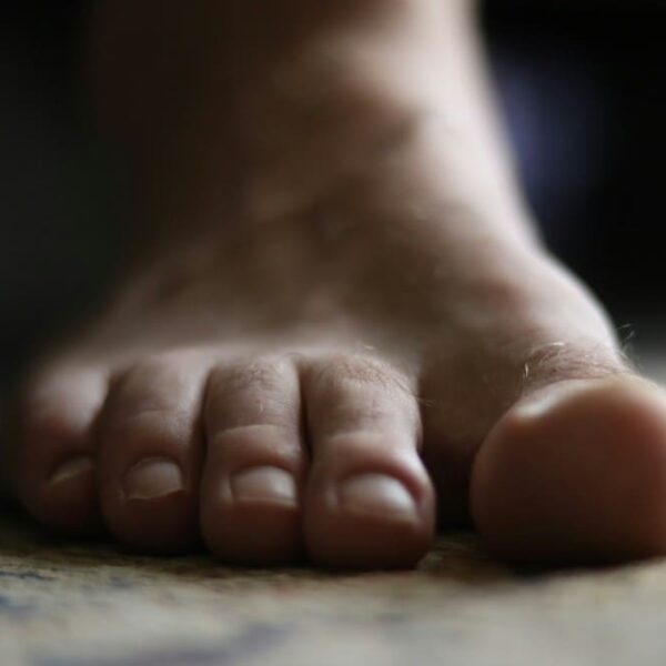 Pied égyptien : Forme de pied, grec, plat, signification