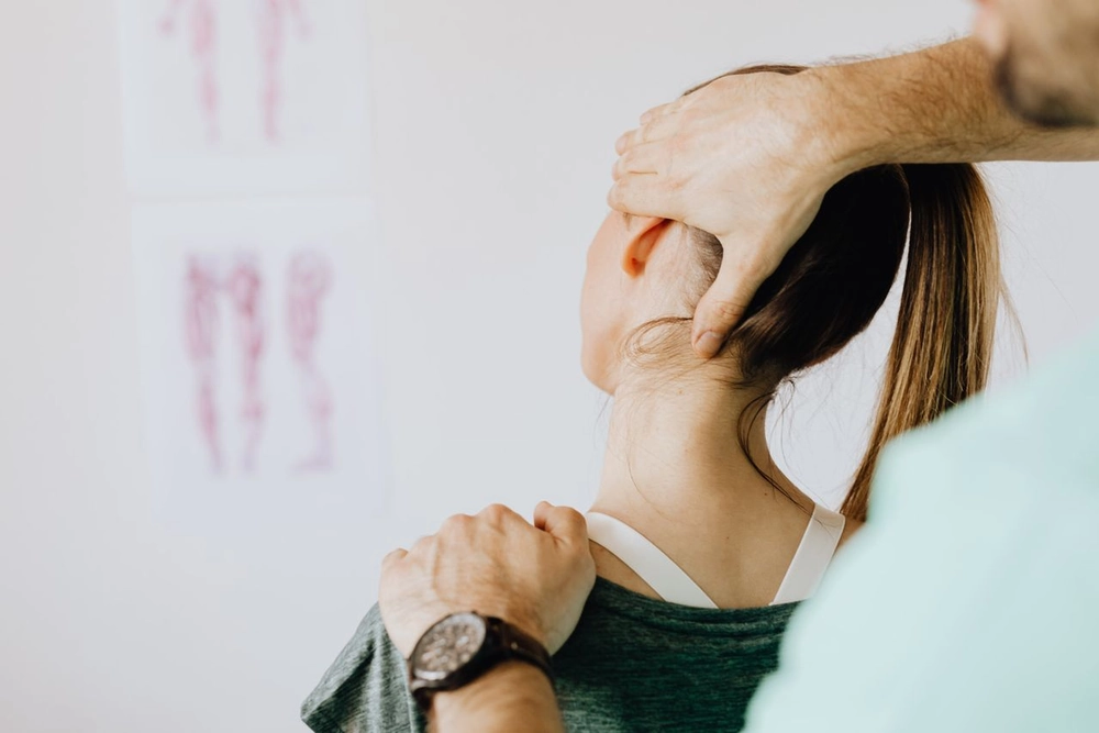 Praticien réalisant une manipulation cervicale en cabinet pour remboursement chiropracteur