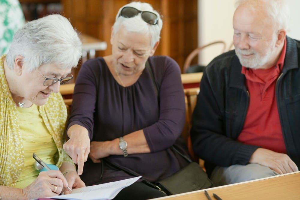 Famille signant un contrat d'assurance obsèque