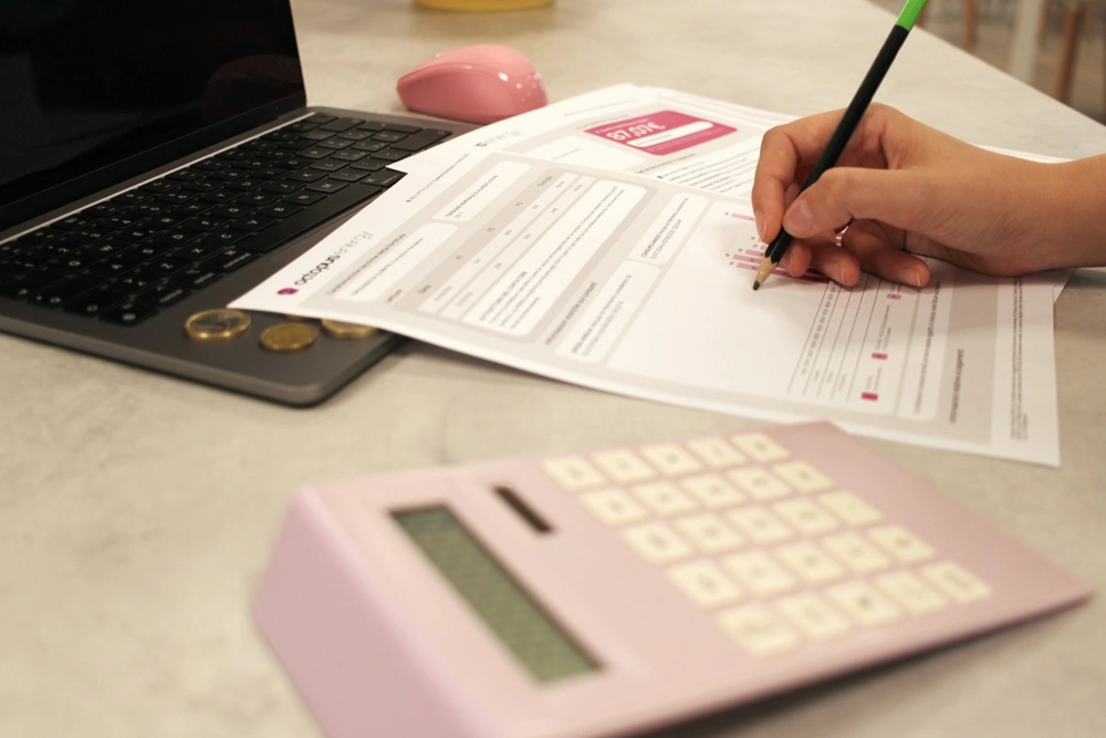Remboursement chiropracteur avec calculatrice, pièces en euros et formulaire pour estimer le tarif d'une séance de chiropraxie