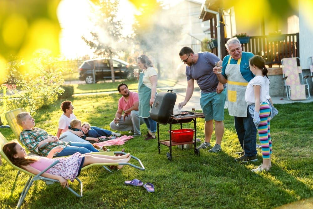 Grillades en famille dans le jardin