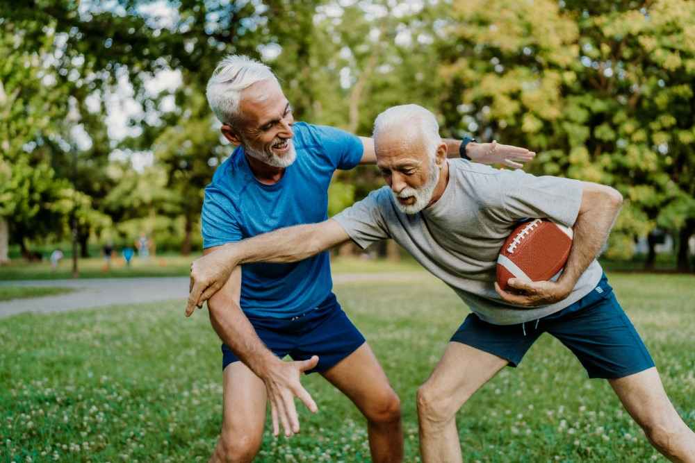 Présentation deux hommes qui jouent au rugby bien vieillir sport pour être en bonne santé