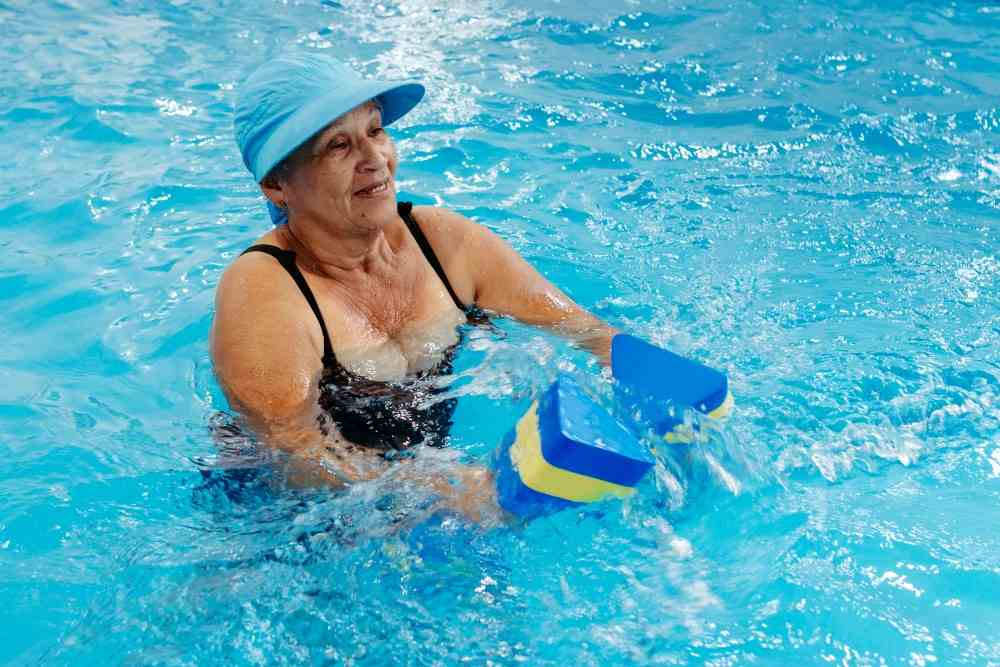 Présentation d'une femme qui fait de l'aquagym