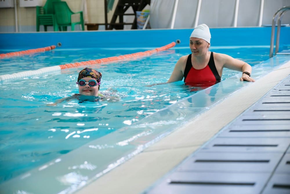 Éviter la noyade qui apprend à nager avec dame dans une piscine