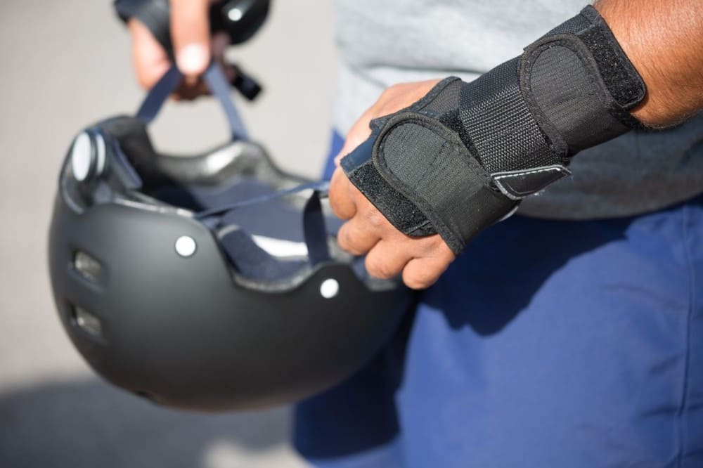 Enfant portant des attelles spéciales sport de glisse