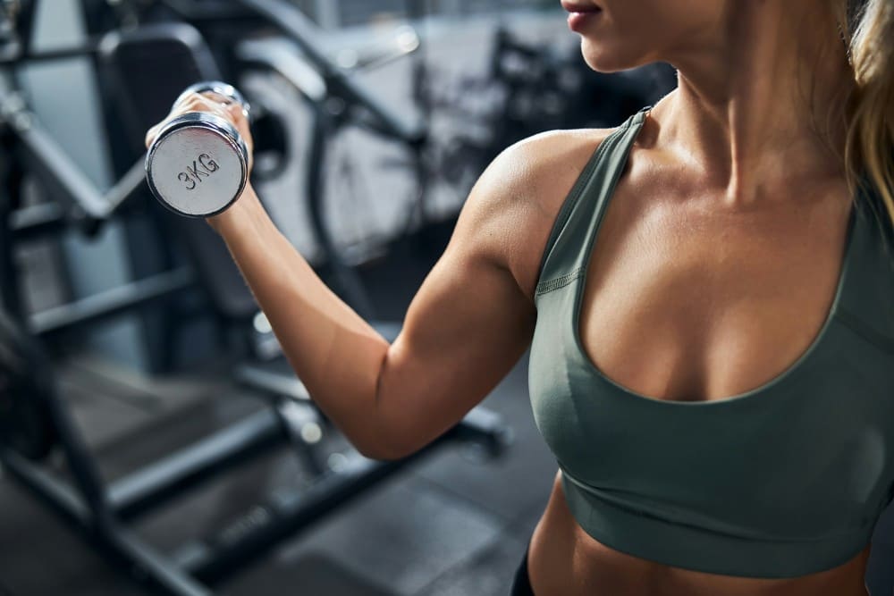 Femme qui fait du rowing haltère