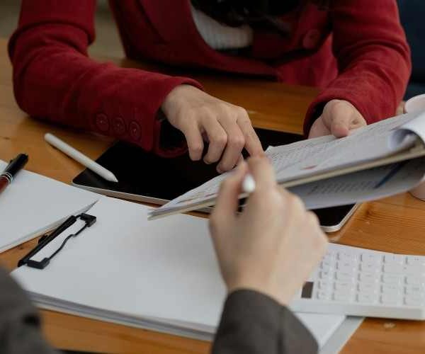 Pourquoi le prix d’une mutuelle senior augmente-t-il avec l’âge ?