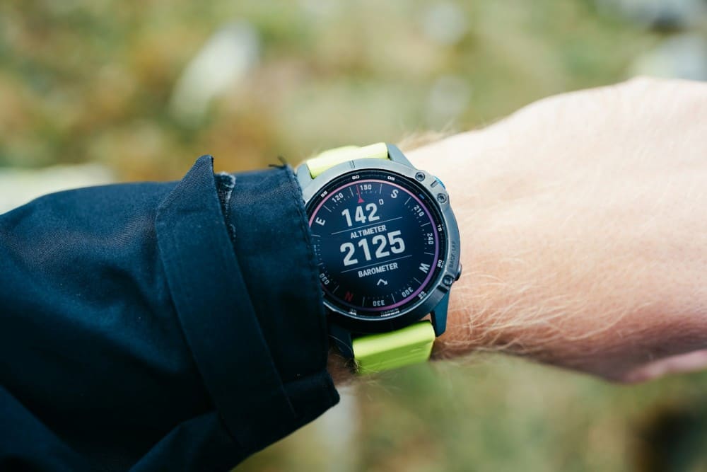 Montre au poignet d'un homme