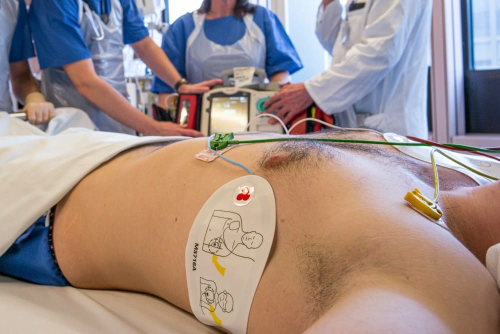 Homme subissant une défibrillation, cardioversion électrique